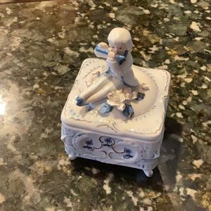 Capodimonte colonial style vintage glass jewelry box with 14 ct gold trim